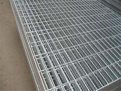 镀锌钢格板经过镀锌工艺后可以优化其表层延长使用以及革新方法